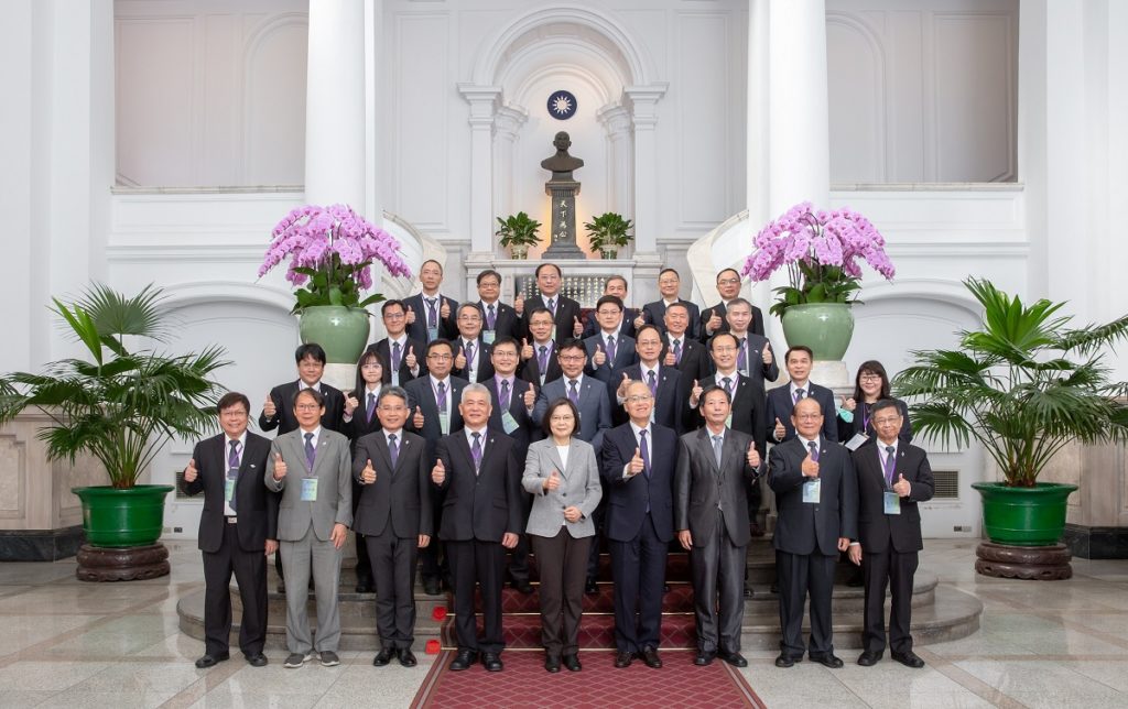 東海大學終身特聘教授楊朝棟(第三排左三)與蔡英文總統合影(圖/東海大學提供)