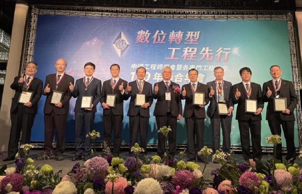 中國工程師學會「傑出工程教授獎」合影(圖/東海大學提供)