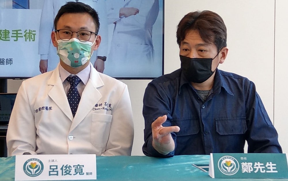 可能是 2 個人和大家站著的圖像