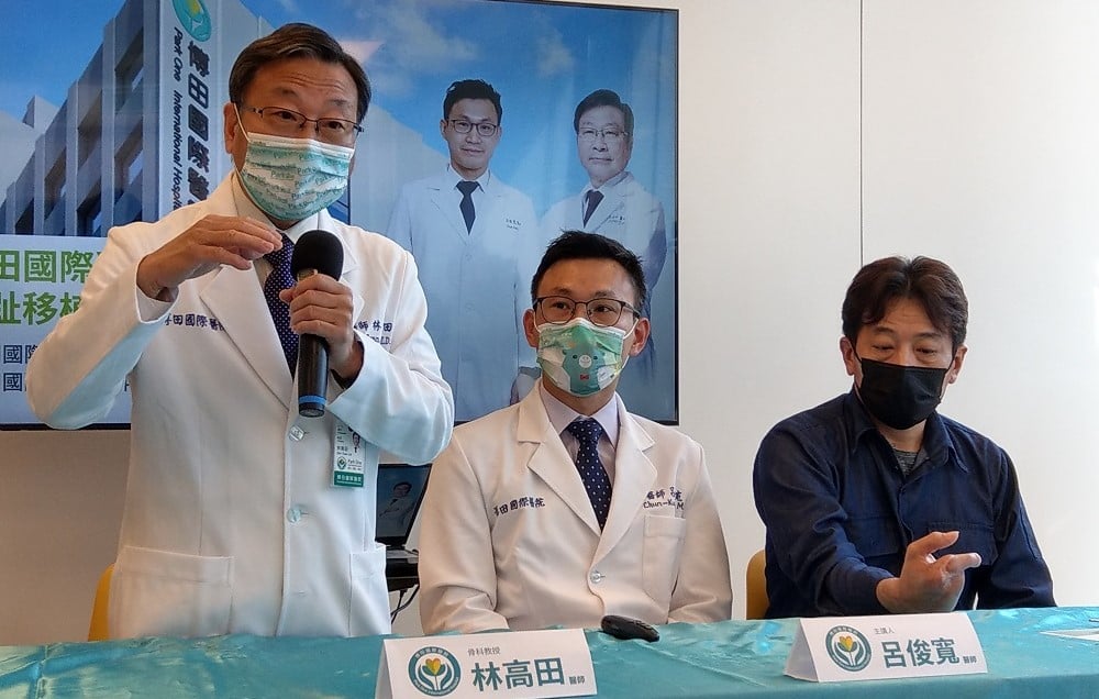 可能是 4 個人和大家站著的圖像