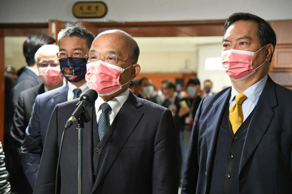 警察萬靈丹/蘇揆下令:超商有任何狀況 第一時間最快速到場 74 S 55451686 1 e1637722312619