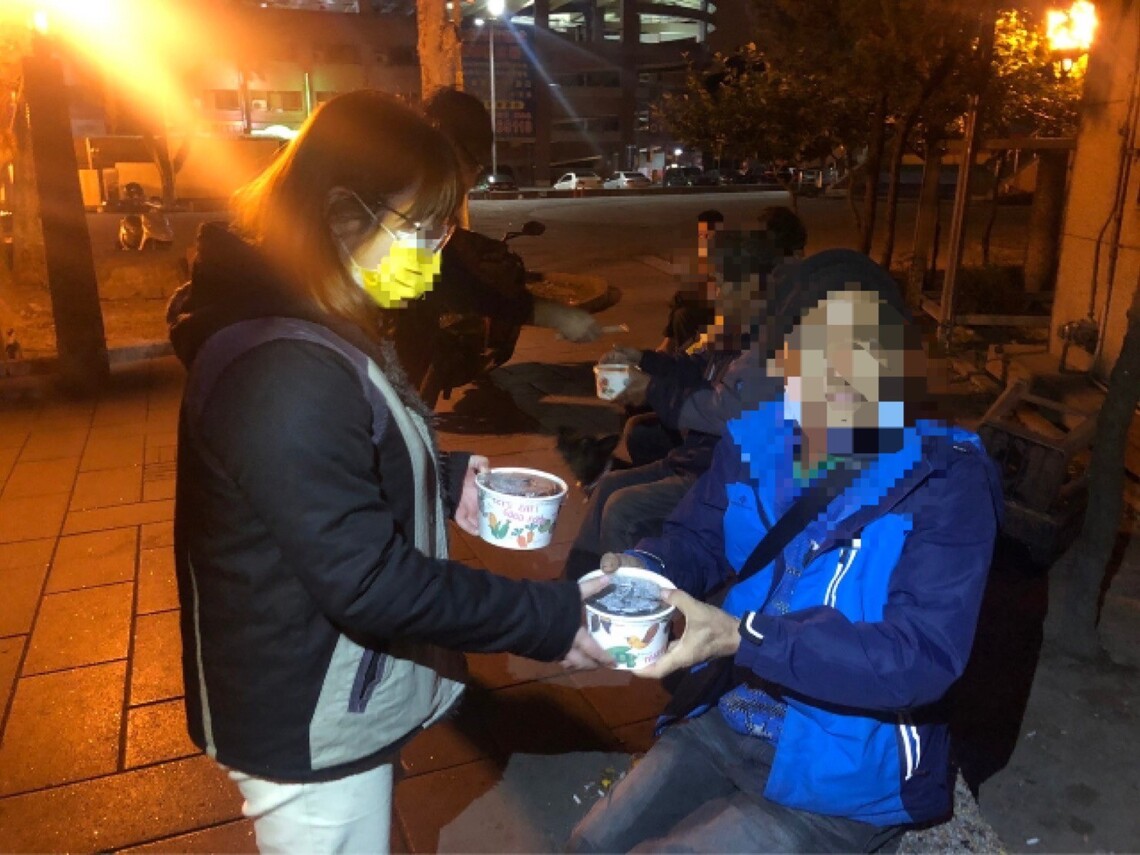 南投縣政府與人安基金會合作為街友準備牛肉麵熱食暖胃／波新聞