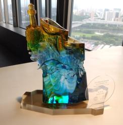 金獎的獎座,以澎湖風景及人文底蘊設計的tittot琉園作品【滿載而歸】, 底部壓克力為台灣之外形。
