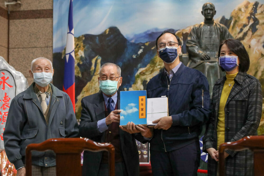 1124青年軍贈書 11 e1637832229565
