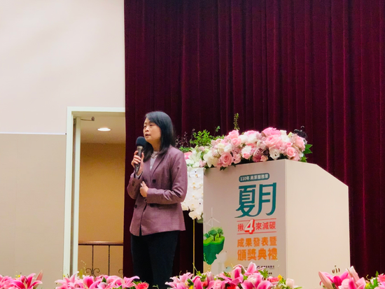 經濟部商業司司長蘇文玲:本屆減碳競賽總量達4000公噸,相當於10座大安森林公園一年的吸碳量!