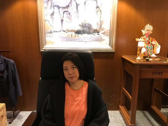 開著十架F16的女人