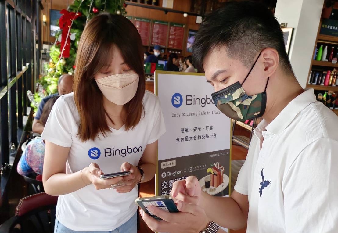 ▲假日現場駐點人員解說,協助註冊、教學Bingbon加密貨幣社交交易平台。(圖/官方提供)