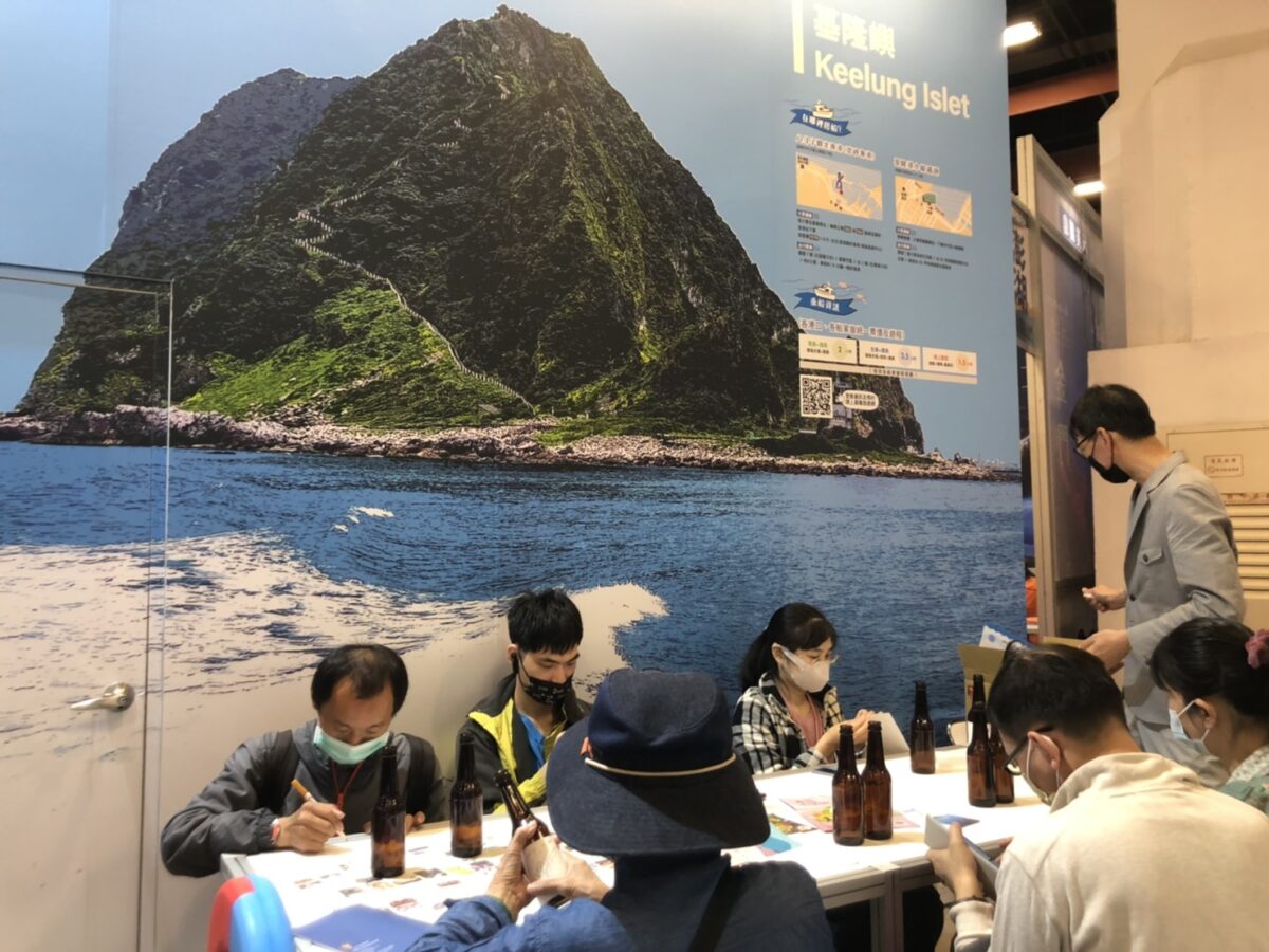 ▲圖:民眾進行精采的DIY調啤酒,並於瓶身上繪製酒標,打造專屬自己的精釀啤酒。 (圖/基隆市政府觀光及城市行銷處 提供)