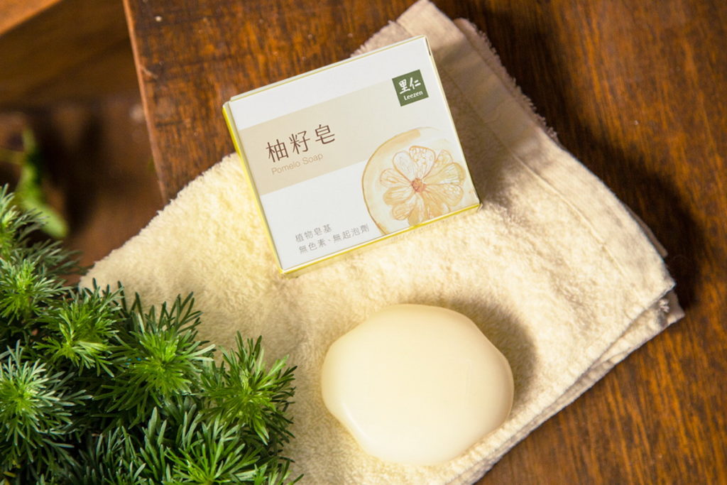 里仁柚籽皂成分單純,以植物皂基與甘油製成,不含色素、起泡劑、二氧化矽等,具充分的洗淨效果與溫和的親膚性,也多次得到知名美妝雜誌好評與推薦。