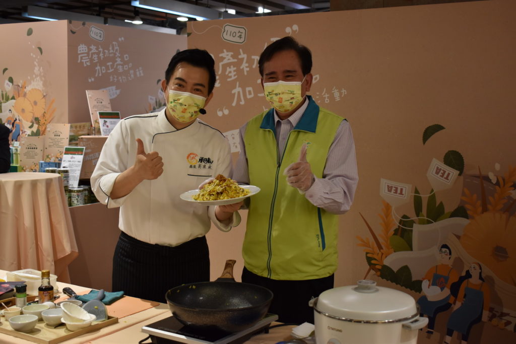 吳秉承師傅現場親授美味食譜與王安石分署長一同分享