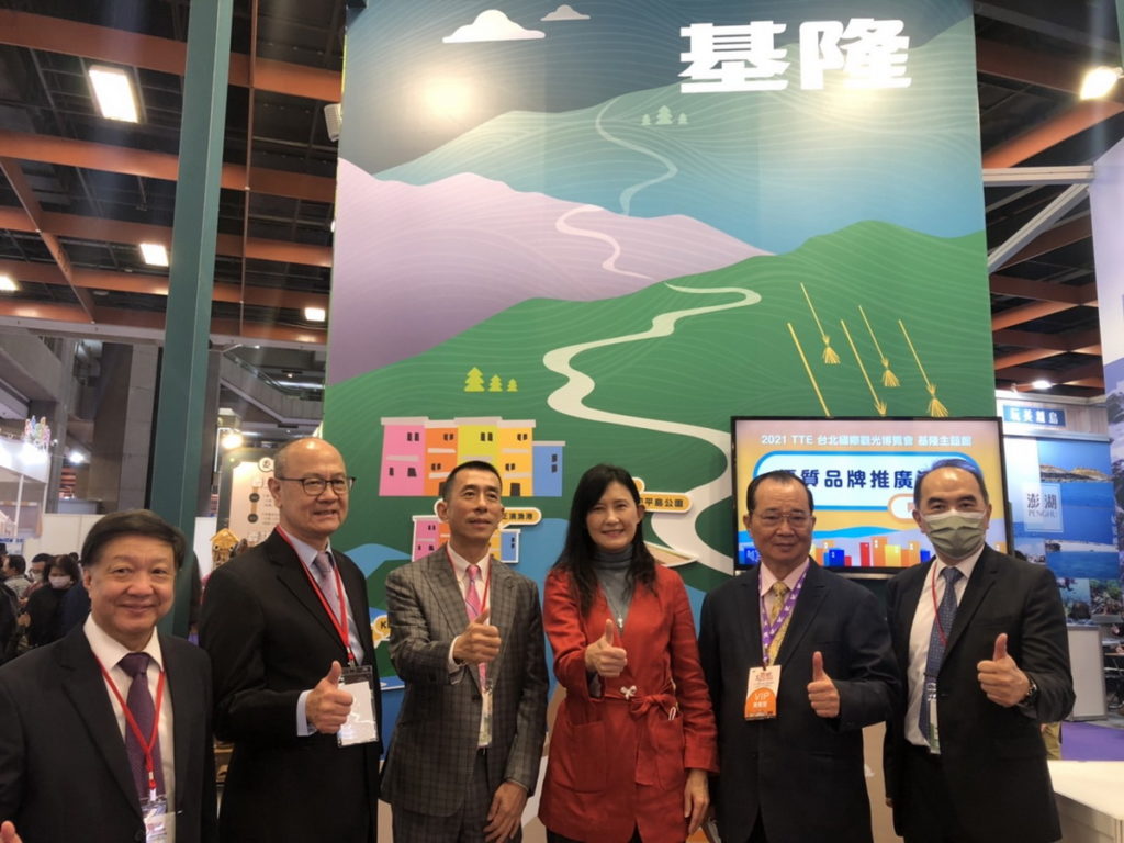 基隆市政府觀光及城市行銷處曾姿雯處長級並與會貴賓大合照。