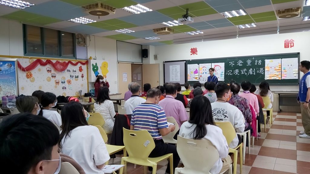朝陽科大樂齡教室進行一場沉浸式劇場演出,開演前,由學生扮演不老里童話的里長向長者們介紹,邀請他們擔任不老里童話的顧問。(圖/陳惠玲攝影)