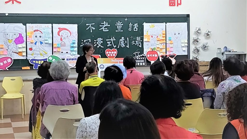 張君如老師與樂齡大學長者分享高齡化趨勢,需要大家一起努力合作為長照服務開創新路。(圖/陳惠玲攝影)