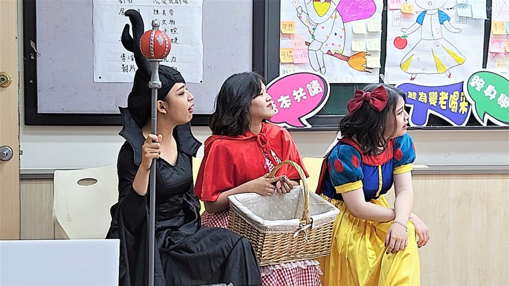 銀髮產業管理系學生阮瓊慧、張雅晴、廖昱雯,分別是扮演巫婆、小紅帽、白雪公主等角色,戲劇演出後她們到樂齡教室上與長者互動畫面。