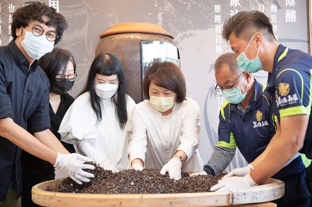 大家合力製作義興佳釀啟用後的第一甕