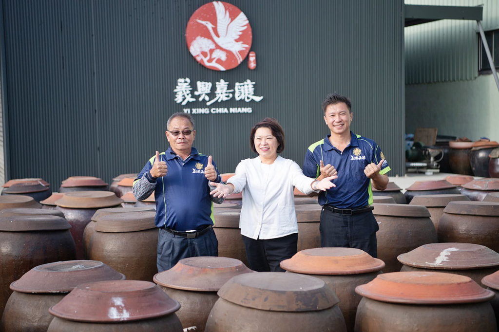 市長和鄭國涵(左)鄭棋維(右)合照