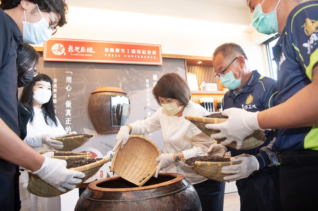市長將麴豆倒進甕裡面