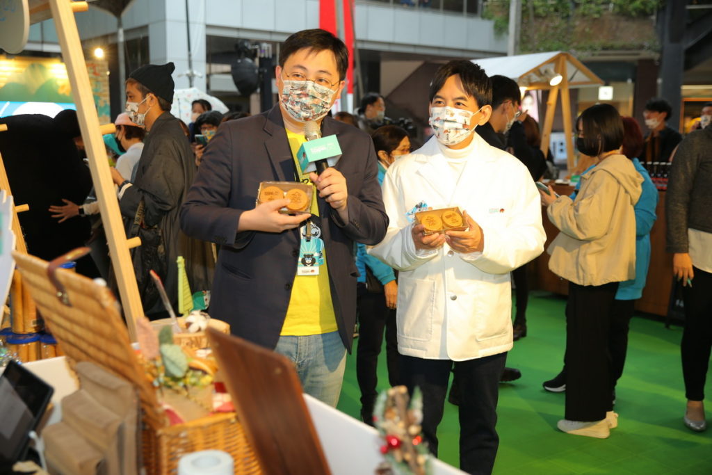 劉奕霆局長、創意才子黃子佼進行品牌展攤巡禮。