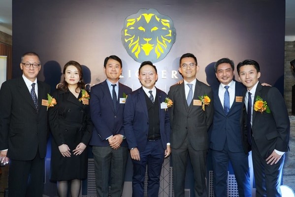 (由左至右 – Lioner 監管負責人練紹怡、Lioner董事總經理 祝啟瑤、投資推廣署財經金融行業主管兼家族辦公室環球主管黃恆德、香港會計師公會會長鄭中正、Lioner 合夥人陳家俊、Lioner 合夥人陳東源、Lioner集團營運總監馮淦剛) (由左至右 – Lioner 監管負責人練紹怡、Lioner董事總經理 祝啟瑤、投資推廣署財經金融行業主管兼家族辦公室環球主管黃恆德、香港會計師公會會長鄭中正、Lioner 合夥人陳家俊、Lioner 合夥人陳東源、Lioner集團營運總監馮淦剛)