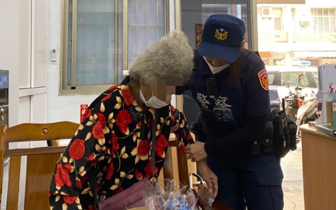 出來透透氣卻忘了回家的路   幸獲自強暖心女警助返家
