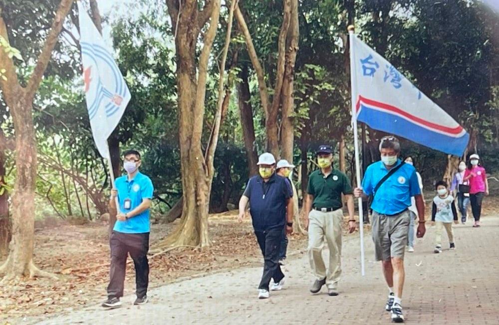 可能是 7 個人、大家站著、戶外和樹的圖像