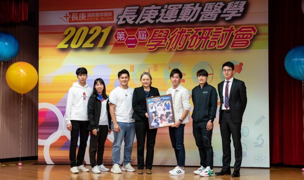 可能是 7 個人、大家站著和室內的圖像