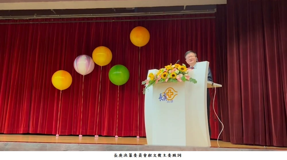 可能是 1 人、花和室內的圖像