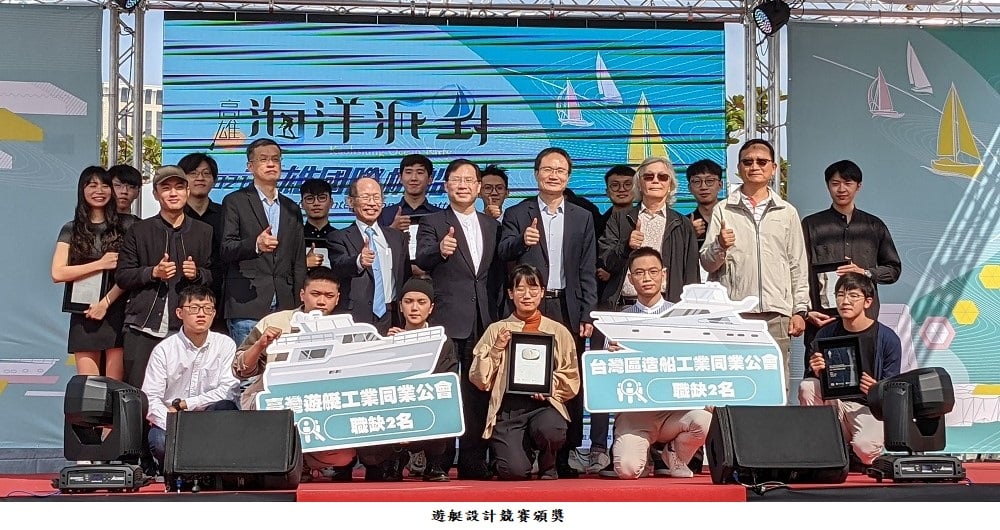 可能是 11 個人和大家站著的圖像
