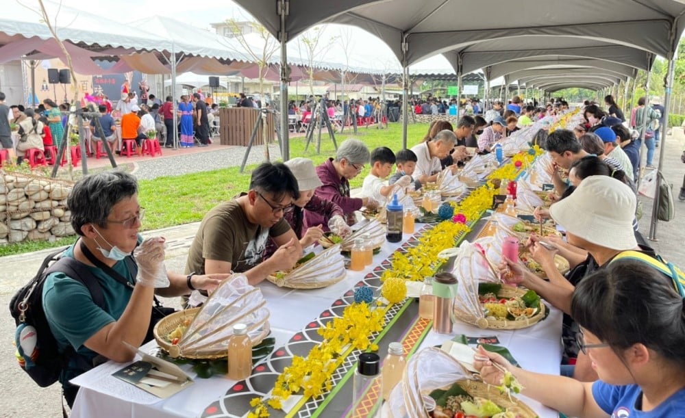 可能是 3 個人和食物的圖像