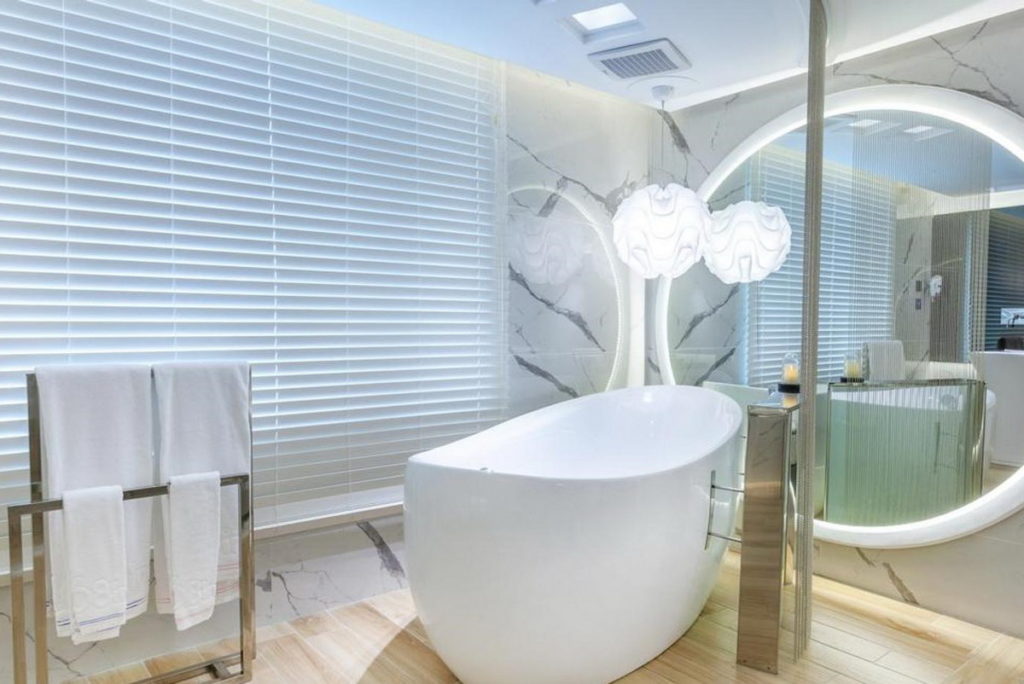 潮旅館每房配備網紅最愛的按摩浴缸,無論拍照與否,都擄獲眾多旅客的芳心,泡去一身的疲憊