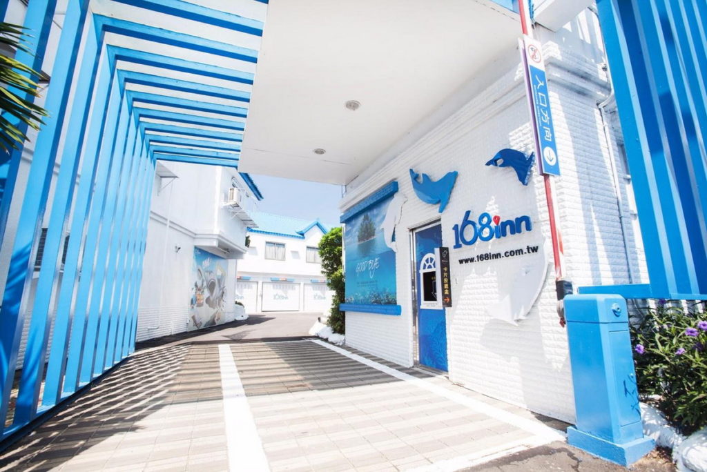 168 汽車旅館新竹館以地中海風格的藍白獨棟為意象,讓每位入住的旅客無須出國便能感受到滿滿的希臘風情