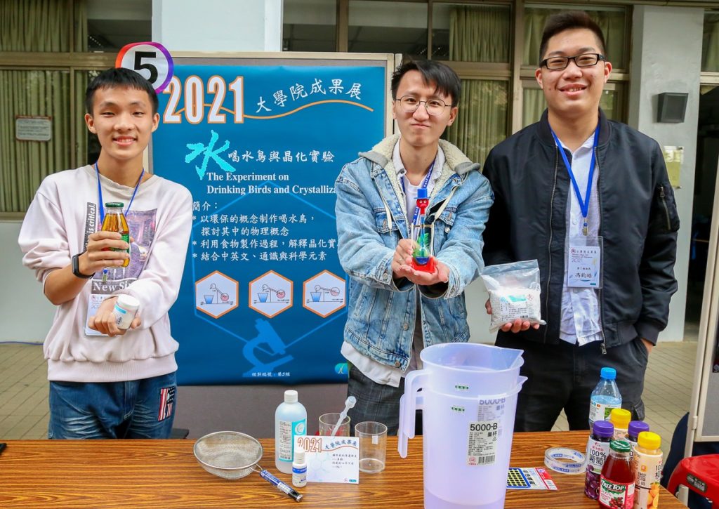 「水喝水鳥與晶化實驗」用物理概念使氣壓造成不同製作出喝水鳥,以及將飲品透過晶化(圖/東海大學提供)