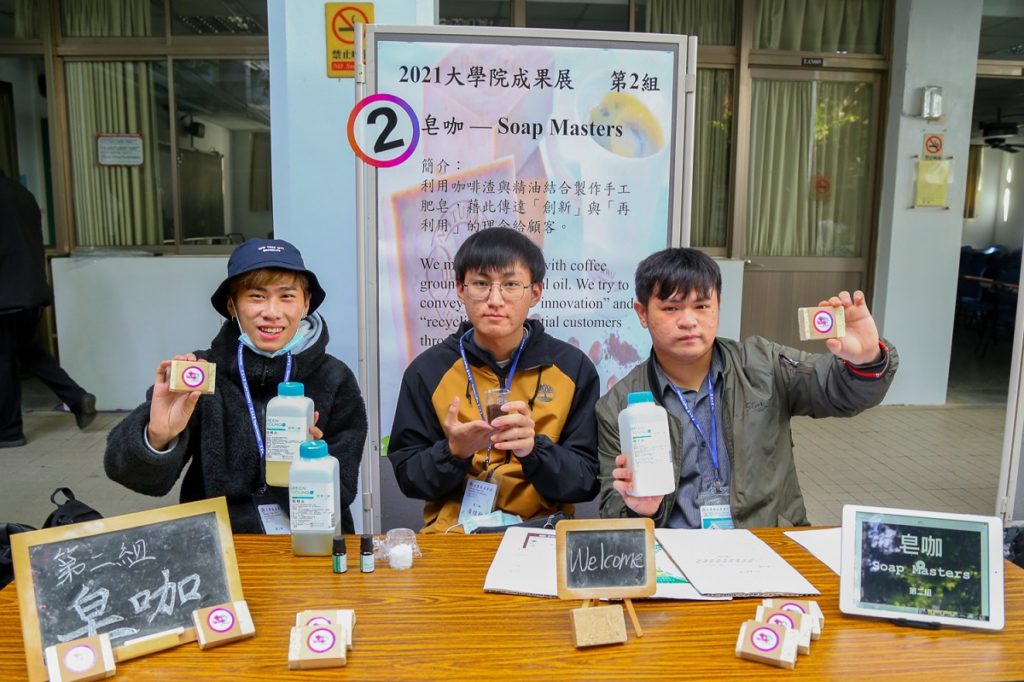 「皂咖」利用咖啡渣跟精油製作手工肥皂,廢物再利用。(圖/東海大學提供)