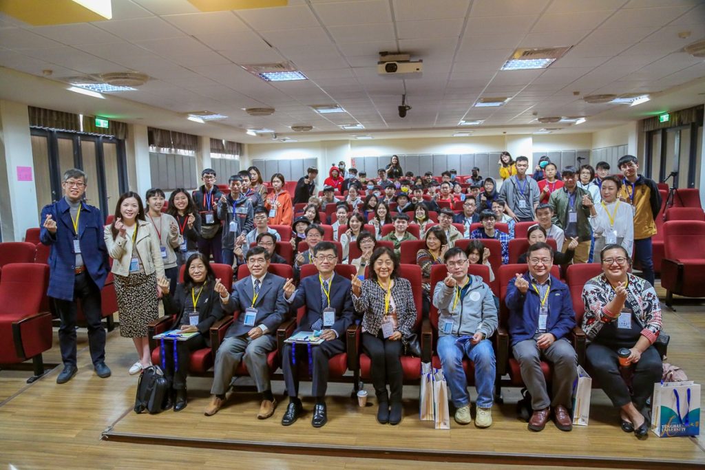 參與老師及同學大合影。(圖/東海大學提供)