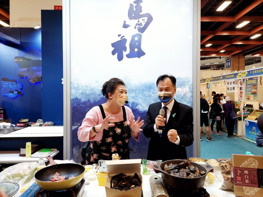 蔡季芳老師與連江縣長劉增應(右)一同使用馬祖最特色食材入菜料理