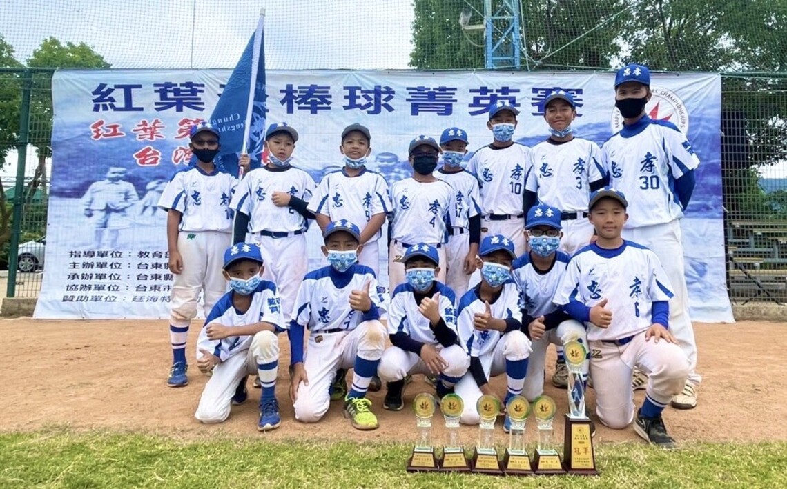 鳳山忠孝國小棒球小將發威 全國「紅葉盃」冠軍獎盃抱回高雄