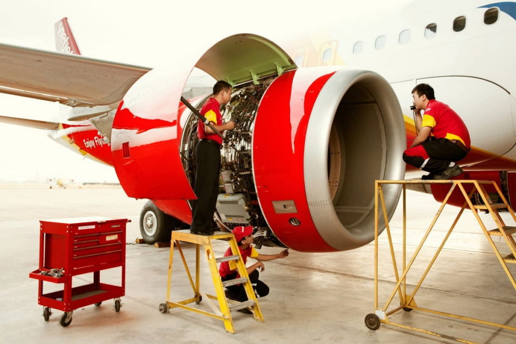 越捷航空工程師正在進行引擎維護