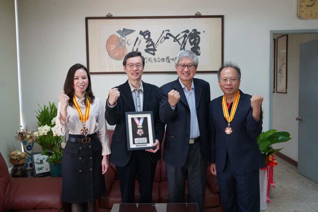 吳校長與三位獲獎人合影,期許繼續加油再創佳績