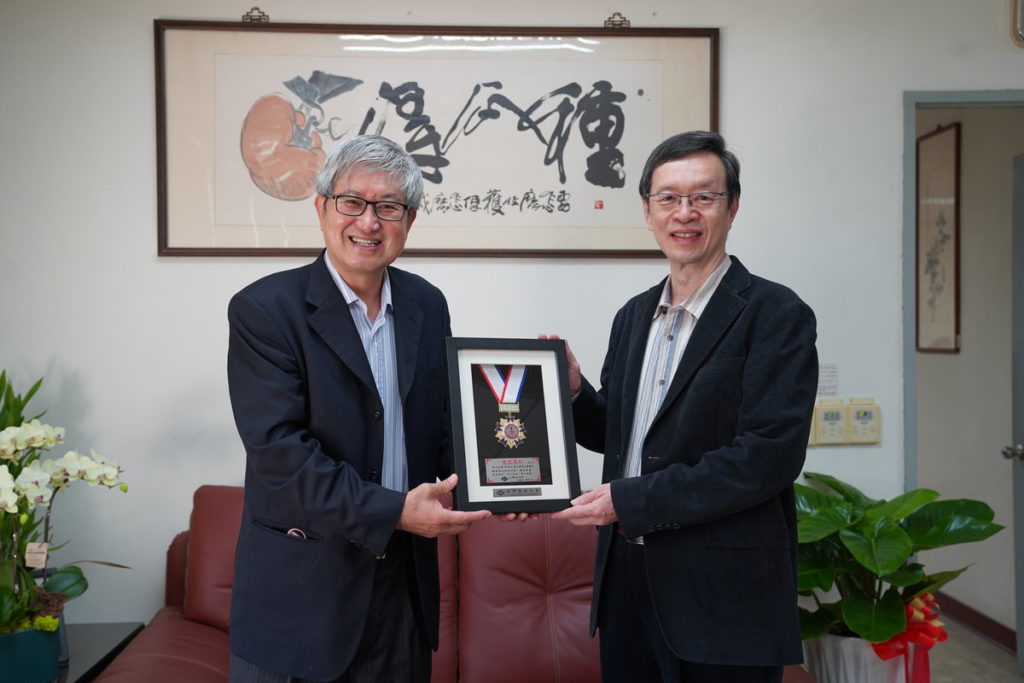指導教授洪振方院長,榮獲台灣發明協會頒發「發明導師」獎項