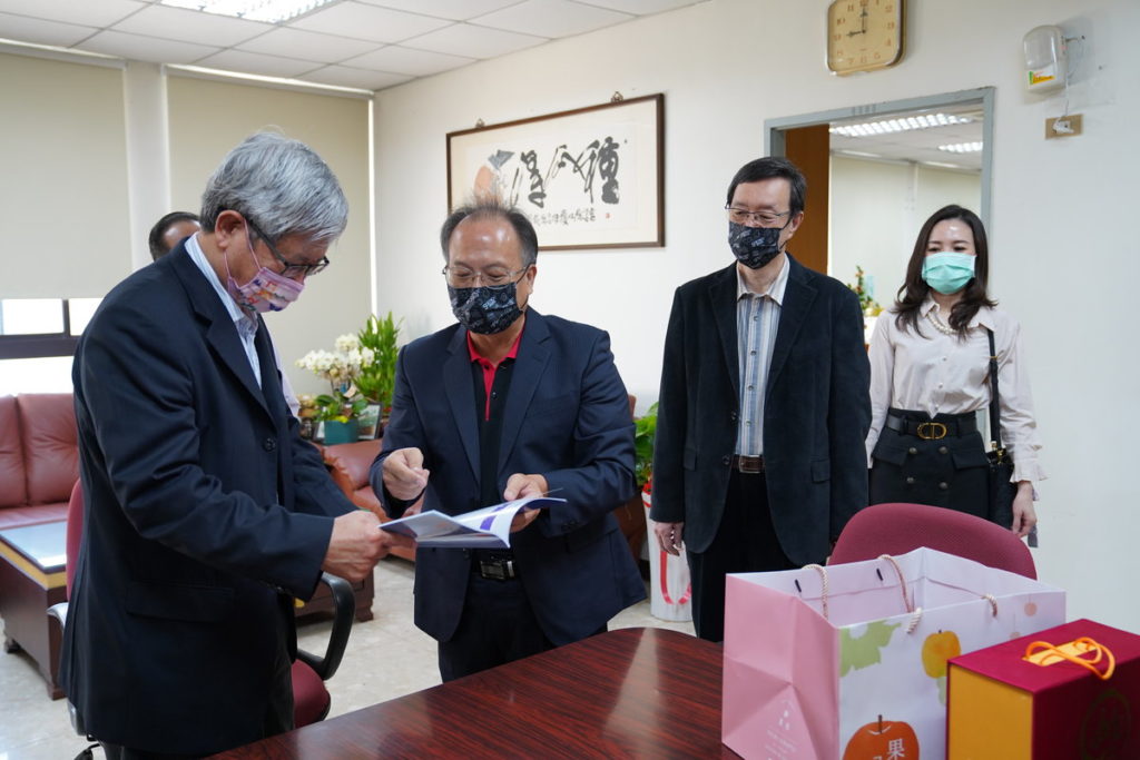 獲獎人許長祿老師向吳校長簡報評選經過與結果