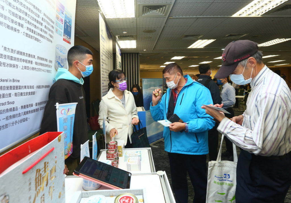 記者會廠商導覽現場互動熱絡，圖為海漁基金會展位