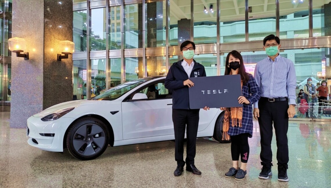 高雄開就賺月抽大獎特斯拉 陳其邁今親送出