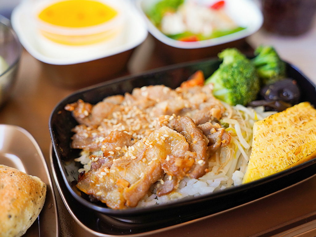 星宇航空經濟艙_胡同燒肉機上餐