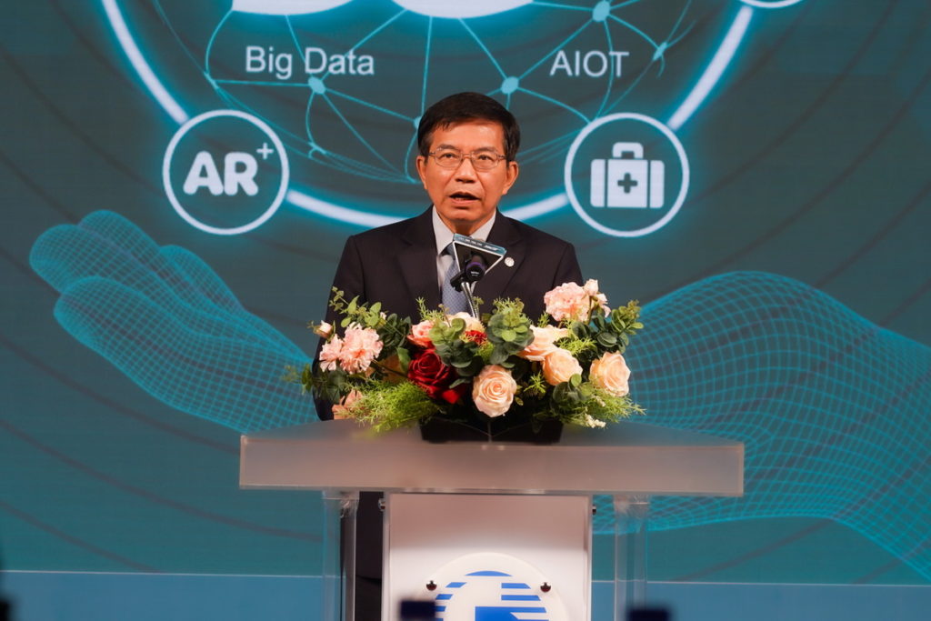 交通部王國材部長蒞臨表示，交通部正建構智慧交通科技實證場域，讓架構在5G環境下的各項相關應用可以練兵，對中華電信在5G基礎建設的投入，表示肯定。