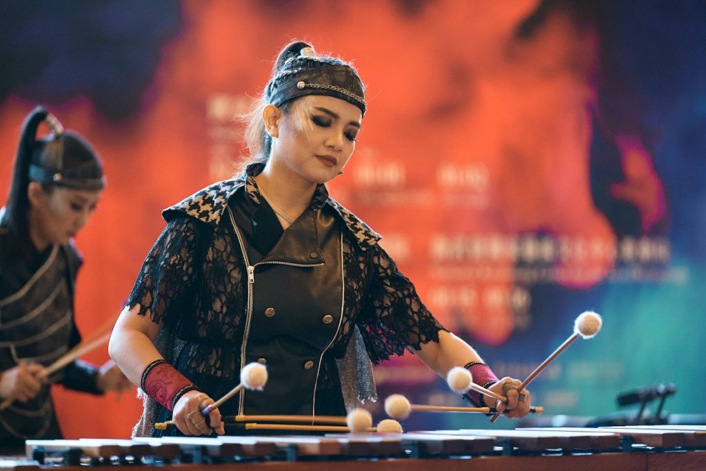 演出擔任擊樂木蘭之一的團員戴含芝。（圖/朱宗慶打擊樂團隊提供）