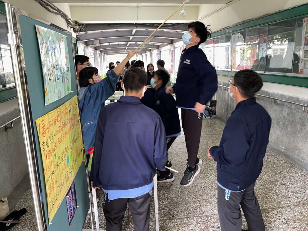 關山國中學生認真投入參與各項反毒闖關活動