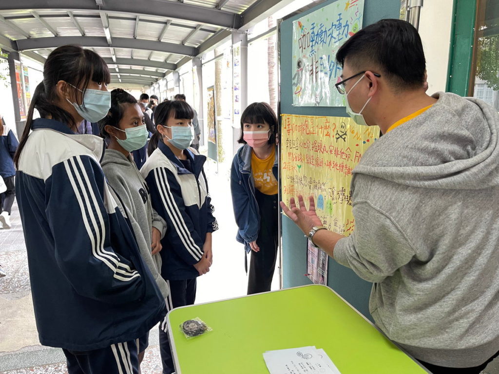 關山國中學生認真聽取闖關活動關主的詳細說明