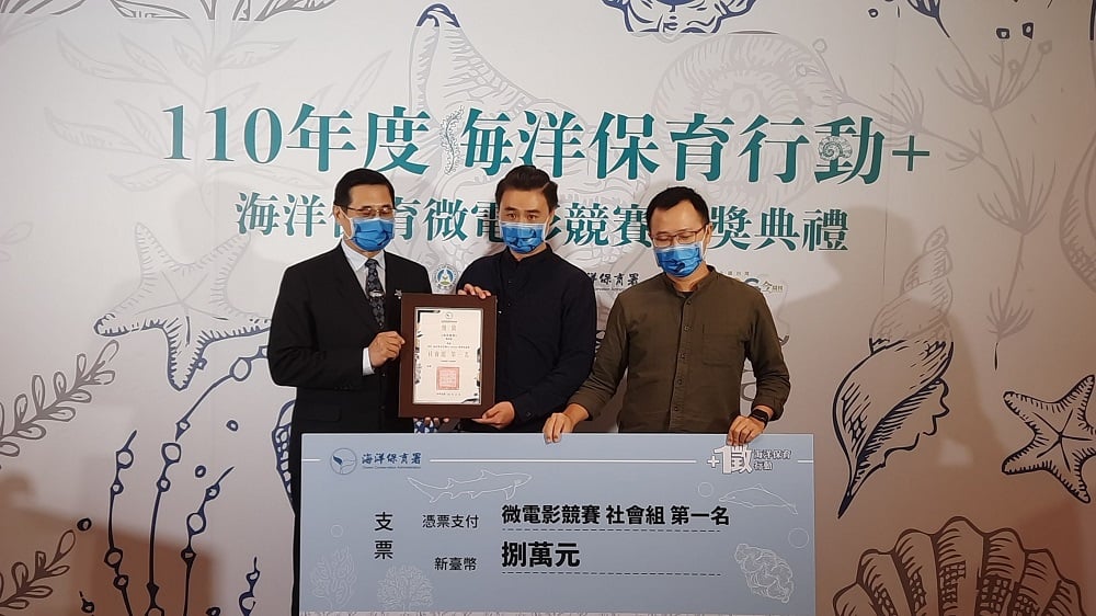 可能是 3 個人和大家站著的圖像