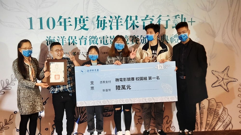 可能是 6 個人和大家站著的圖像