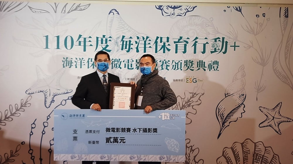 可能是 2 個人和大家站著的圖像